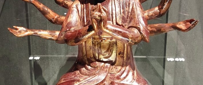 Budha v pozici lotosu, mudry rukou